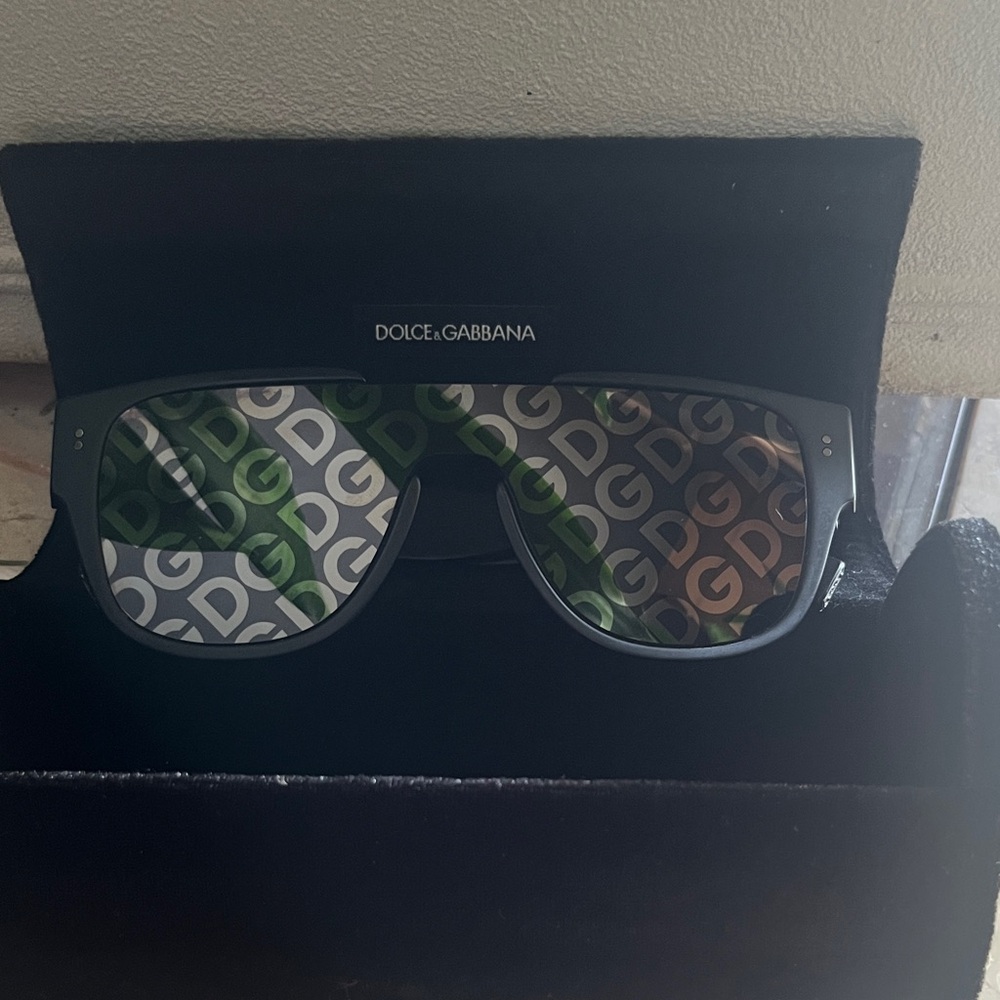 Dolce & Gabbana reflective logo lenses Sunglasses and velvet case - Picture 3 of 6